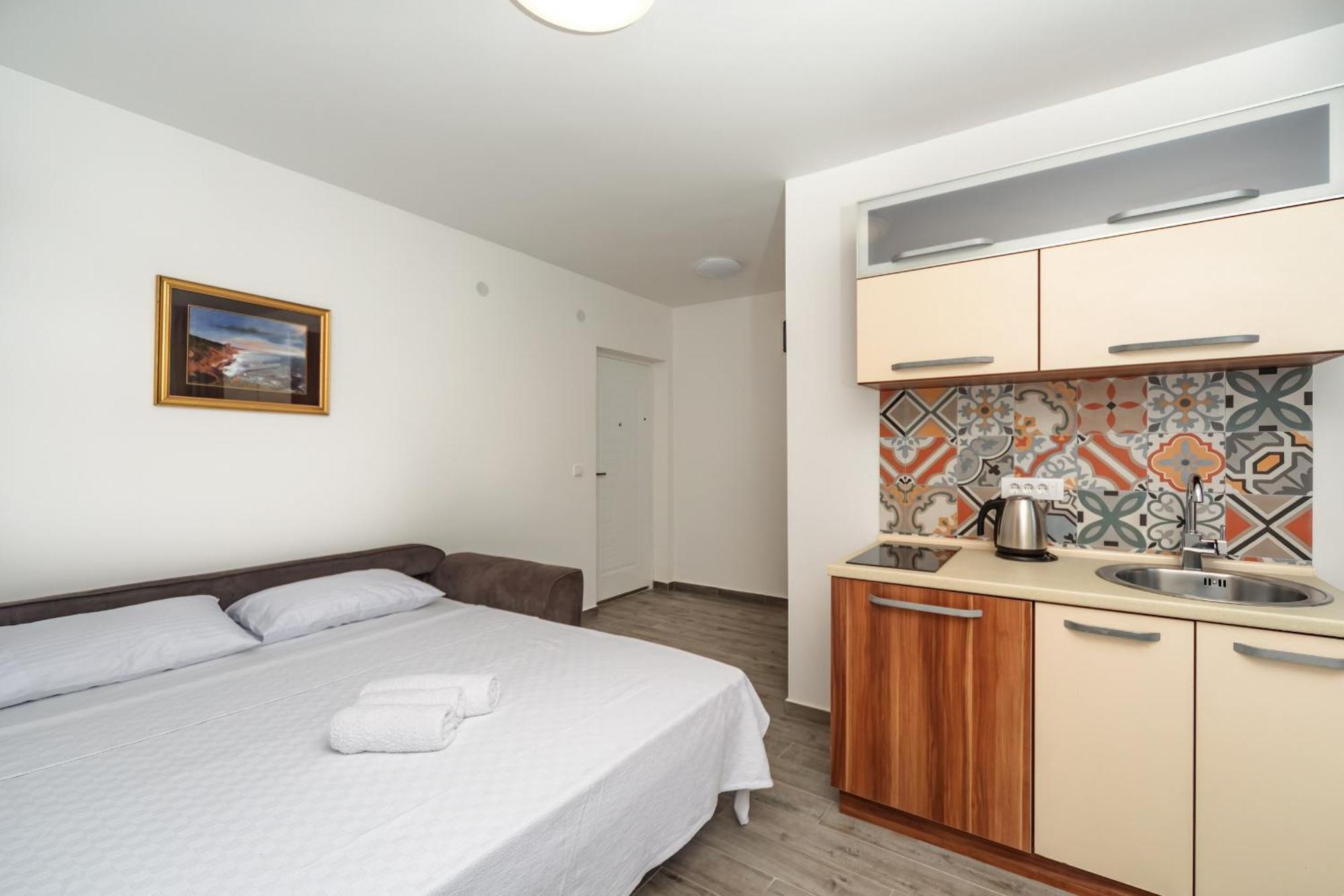 Mika'S Seaview Apartments Бар Номер фото
